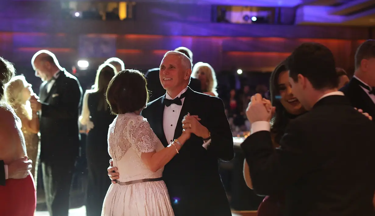 Mike Pence (tengah) berdansa bersama istrinya, Karen Pence di Indiana Society Ball, Washington, DC. AS (19/1). Dunia akan menyaksikan pelantikan Donald Trump dan Mike Pence sebagai Presiden dan Wakil Presiden AS. (Spencer Platt/Getty Images/AFP)