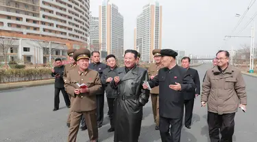 Pemimpin Korea Utara Kim Jong Un (tengah) memeriksa lokasi kompleks perumahan 10.000-flat yang sedang dibangun di Pyongyang (16/3/2022). Kim mengunjungi lokasi pembangunan 10.000 rumah di distrik Songsin dan Songhwa di Pyongyang timur yang hampir selesai. (AFP/STR/KCNA Via KNS)