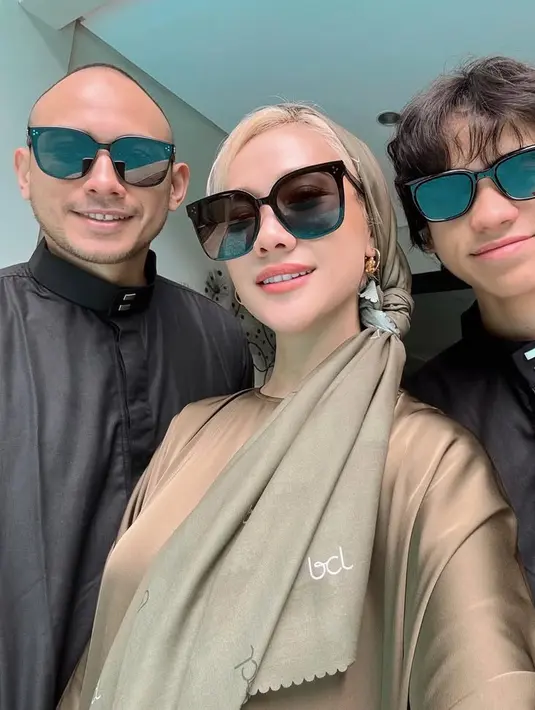 Gaya ketiga semakin keren dengan kacamata hitam besarnya. BCL pun tampak mengenakan scarf dari brandnya, serta melengkapi tampilan dengan anting-anting emas. [@itsmebcl]