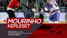 Berita video insiden mantan manajer Manchester United, Jose Mourinho, kepleset di lapangan hoki es sebelum pertandingan dimulai.