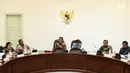 Sejumlah menteri Kabinet Kerja mengikuti rapat terbatas yang dipimpin Presiden Jokowi didampingi Wapres Jusuf Kalla di Kantor Presiden, Jakarta, Selasa (18/7). Rapat terbatas itu membahas peraturan transportasi online. (Liputan6.com/Angga Yuniar)