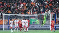 Kiper Bali United, Mike Hauptmeijer, menangkap bola saat melawan Persija Jakarta dalam lanjutan BRI Super League 2025/2026 di Jakarta International Stadium (JIS), Minggu (14/9/2025) malam WIB. (Bola.com/M Iqbal Ichsan)