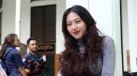 Putri sulung Aa Gatot dan Dewi Aminah, Suci Patia selalu hadir di Pengadilan Negeri Jakarta Selatan. Sebagai anak, kedatangannya sebagai bentuk memberi dukungan pada ayahnya yang sedang menghadapi banyak kasus. (Nurwahyunan/Bintang.com)