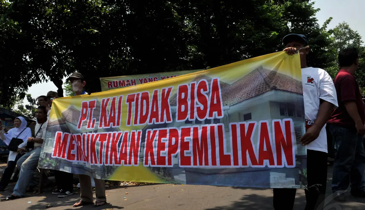 Puluhan warga melakukan aksi unjuk rasa di Lapangan Jahit, 500 meter dari Stasiun Manggarai, Jakarta, (23/9/14). (Liputan6.com/Johan Tallo)