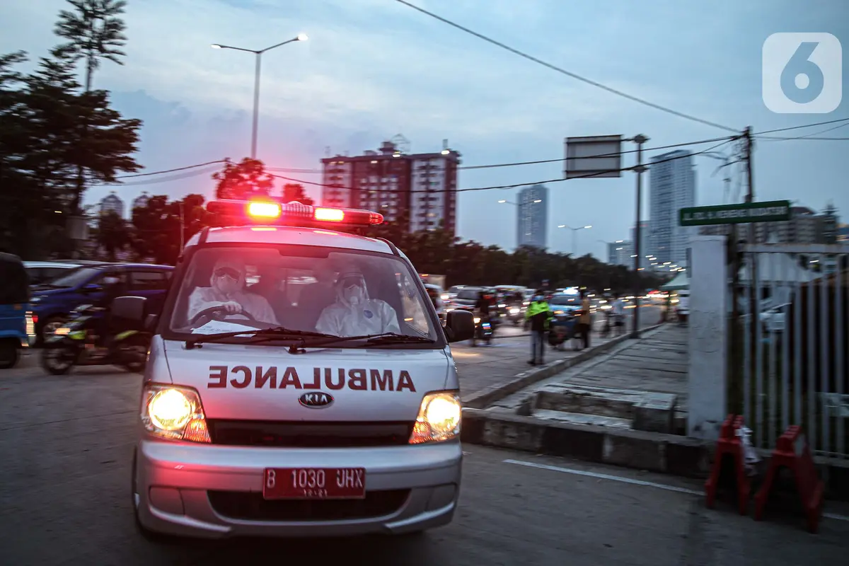 FOTO: Kesibukan Tim Medis Bawa Pasien COVID-19 ke Wisma Atlet