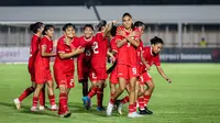 Selebrasi para pemain Timnas putri Indonesia merayakan gol kedua ke gawang Singapura yang dicetak Claudia Scheunemann (ketiga kanan) pada laga uji coba internasional di Stadion Madya, Gelora Bung Karno, Senayan, Jakarta, Selasa (28/5/2024). (Bola.com/Bagaskara Lazuardi)