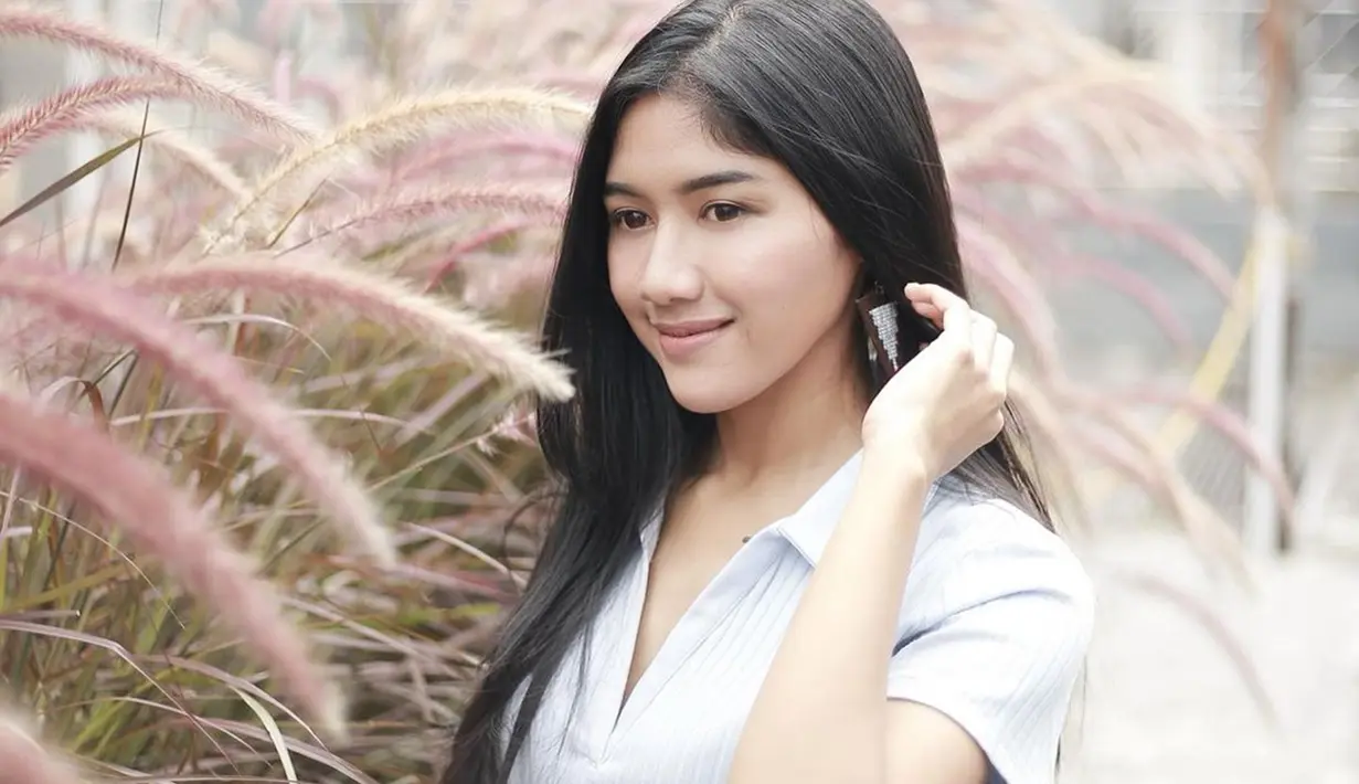 Erina Gudono berhasil raih Puteri Indonesia DIY 2022. Penampilan cantiknya dengan mengenakan outfit putih ini banjir pujian dari netizen. Banyak netizen memuji Erina cantik memesona dan cocok menjadi menantu dari Presiden Joko Widodo. (Liputan6.com/IG/@erinagudono)