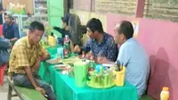 Beberapa TKA asal China makan di warung warga lokal di Morosi, Konawe.(Liputan6.com/Ahmad Akbar Fua)