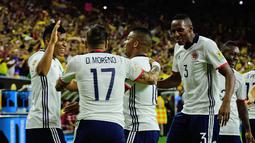 Pemain Kolombia menyambut gol Frank Fabra ke gawang Kosta Rika dalam laga Grup A Copa America Centenario 2016 di Stadion NRG, Houston, AS, Minggu (12/6/2016). (AFP/Alfredo Estrella)