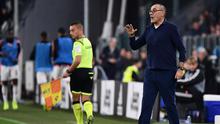 Pelatih Juventus, Maurizio Sarri menginstruksikan pemainnya saat bertanding melawan Bologna pada pertandingan lanjutan Liga Serie A Italia di stadion Allianz, Turin (19/10/2019). Juventus menang tipis atas Bologna 2-1. (AFP Photo/Marco Bertorello)