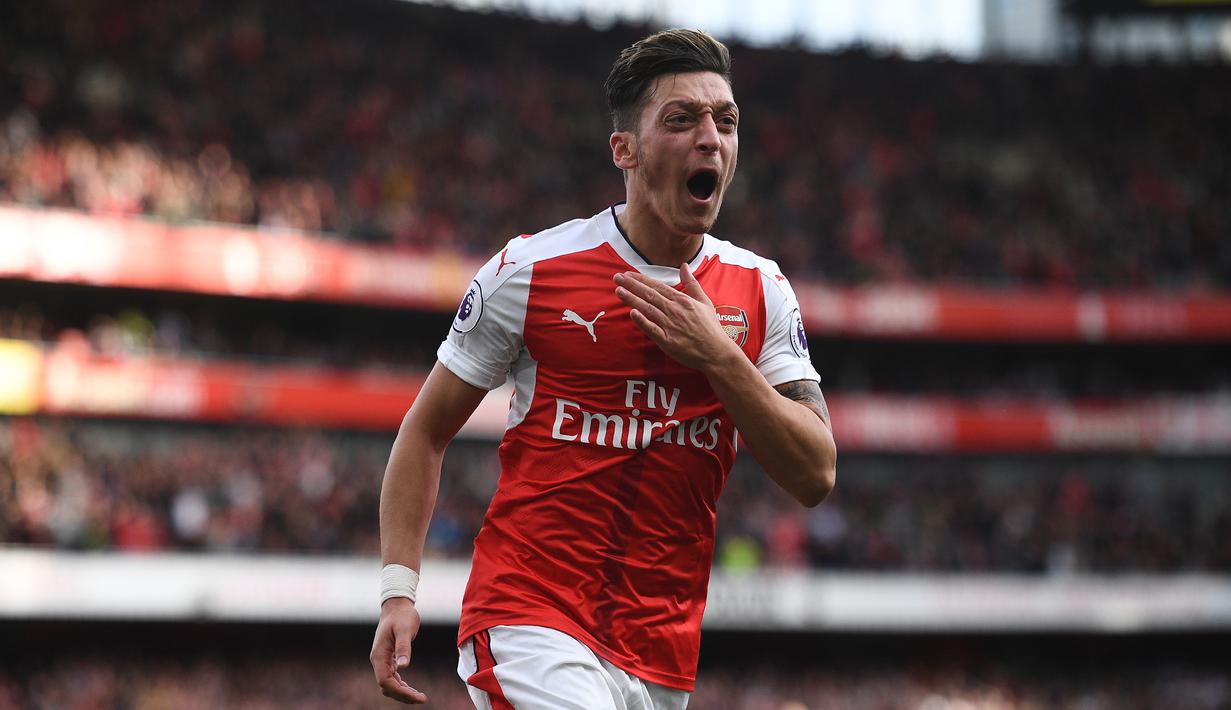 Mesut Ozil - Pemain asal Jerman berdarah Turki ini sudah terkenal sebagai bintang sepak bola beragama muslim. Ozil selalu berdoa lebih dulu sebelum memulai pertandingan dan tetap menjalankan puasa meski harus berlaga di lapangan. (AFP/Justin Tallis)