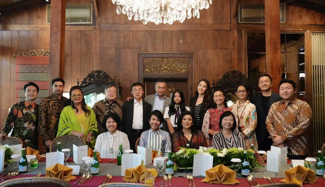 Menarik, karena Raline Shah memilih tampilan mengenakan kain wastra. Ia bergaya elegan dibalut jaket songket bernuansa cokelat keemasan. [Foto: Instagram/ralineshah]