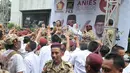 Kader Gerindra berjoged di kantor DPP Gerindra, Ragunan, Jakarta Selatan, Rabu (19/4). Tunggu hasio hitung cepat, pendukung Anies-Sandi dan kader Gerindra penuhi kantor DPP Gerindra. (Liputan6.com/Yoppy Renato)