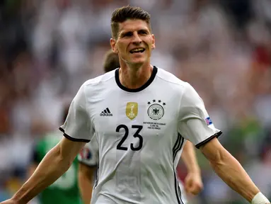 Mario Gomez mencetak gol tunggal kemenangan Jerman atas Irlandia Utara, 1-0, pada laga Grup C Piala Eropa 2016 di Parc des Princes, Paris, Selasa (21/6/2016). (AFP/Lionel Bonaventre)