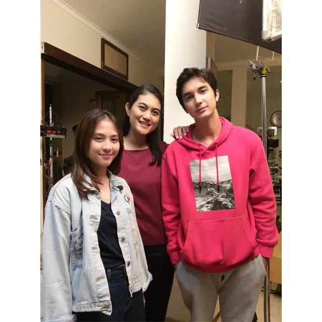 7 Potret Adhisty Zara dengan Junior Roberts yang Main Miniserie I Hear(t) You