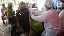 Vaksinator menyuntikkan vaksin Sinovac kepada warga di area TPST Bantargebang, Kota Bekasi, Jumat (29/10/2021). Pihak penyelenggara menyediakan 1000 dosis untuk vaksinasi pertama maupun kedua bagi masyarakat dan komunitas pemulung di sekitar TPST Bantargebang. (Liputan6.com/Helmi Fithriansyah)