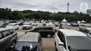 <p>Sejumlah mobil warga terparkir di IRTI Monas, Jakarta, Rabu (15/2/2023). Pemerintah Provinsi DKI Jakarta melalui Dinas Lingkungan Hidup dan Dinas Perhubungan mulai menerapkan tarif disinsentif (tarif parkir tertinggi) di 11 lahan parkir bagi mobil yang tidak lolos uji emisi. (merdeka.com/Iqbal S. Nugroho)</p>