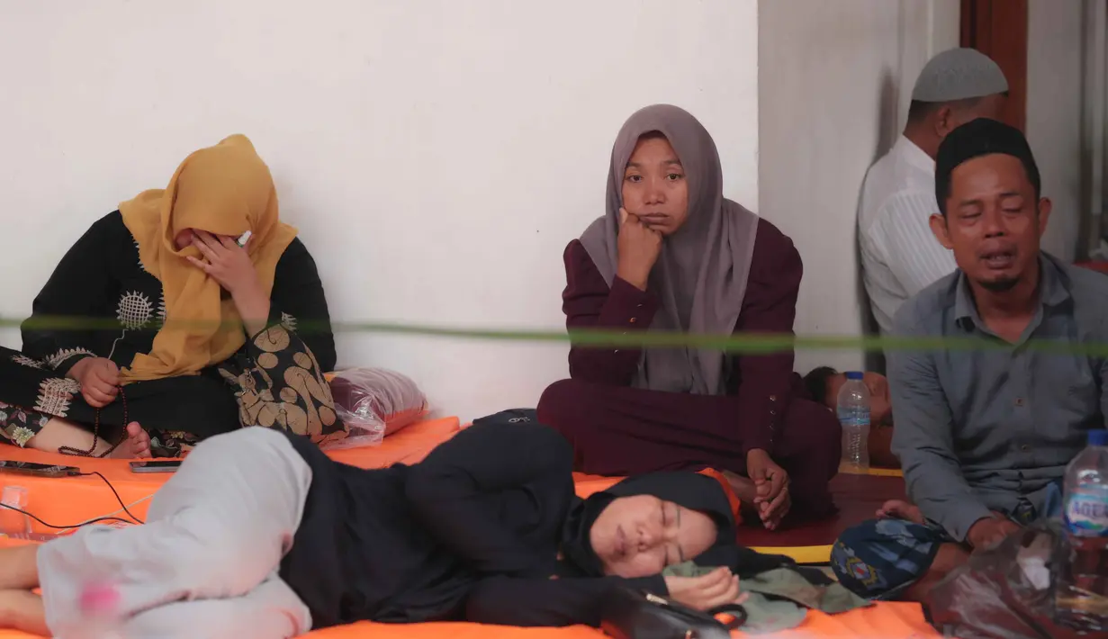 Hingga Selasa (30/9/2025) pagi, jumlah korban musala ambruk di Pondok Pesantren (Ponpes) Al Khoziny, Buduran, Sidoarjo, yang berhasil dievakuasi terus bertambah. (AP Photo/Trisnadi)