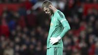 Kiper Manchester United, David de Gea, tampak lesu usai ditaklukkan Manchester City pada laga Premier League di Stadion Old Trafford, Rabu, (24/4). Manchester United takluk 0-2 dari Manchester City. (AP/Jon Super)