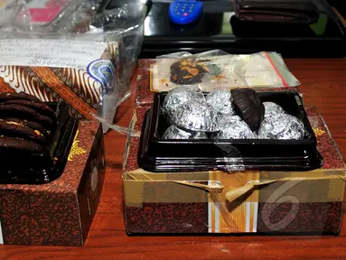 Kue coklat yang dipasarkan secara online mengandung ganja berhasil diamankan BNN, Jakarta, Senin (13/4/2015). BNN berhasil menangkap lima orang tersangka di kawasan Blok M. (Liputan6.com/ Yoppy Renato)