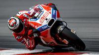 Pebalap Ducati, Jorge Lorenzo, menempati posisi ke-17 pada hari pertama tes pramusim MotoGP di Sirkuit Sepang, Senin (30/1/2017). (Motorsport)