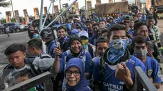 Sejumlah bobotoh memadati pintu masuk Stadion Gelora Bandung Lautan Api, Sabtu (16/7). Para bobotoh itu akan menyaksikan tim kesayangan mereka, Persib Bandung, menjamu Persija Jakarta dalam pekan 10 Torabika Soccer Championship (Liputan6.com/Yoppy Renato)