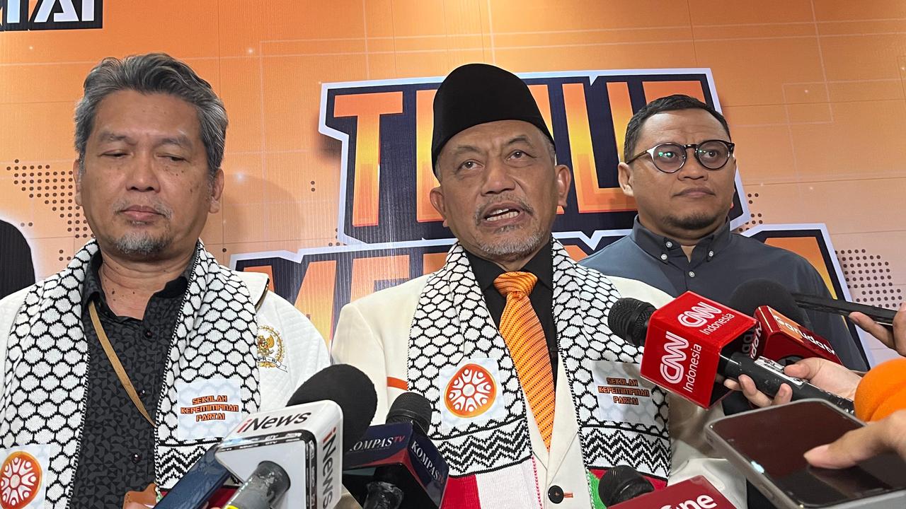 Presiden PKS Ahmad Syaikhu saat diwawancara oleh Jurnalis. PKS memastikan mengusung Anies Baswedan- Shohibul Iman di Pilkada Jakarta. ( Liputan6.com/Winda Nelfira)