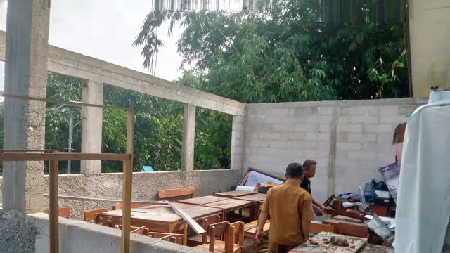 Atap SD Negeri Manggis di Desa Dramaga, Kecamatan Dramaga, Kabupaten Bogor, rusak parah setelah diterjang angin kencang pada Minggu (10/11/2024).
