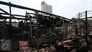 Warga mengumpulkan puing sisa kebakaran di Pasar  Inpres Tanah Abang, Jakarta, Minggu (11/10/2015). Kebakaran yang terjadi pada Minggu (11/10) dini hari tersebut menghanguskan 136 kios (Liputan6.com/Immanuel Antonius)