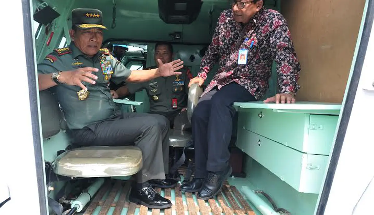 Panglima TNI tampak mengecek kondisi panser yang baru diterimanya (Liputan6.com/Johan Tallo).