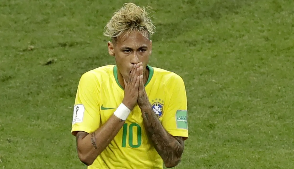 Striker Brasil, Neymar, tampak kecewa gagal mencetak gol saat melawan Swiss pada laga Grup E Piala Dunia di Rostov Arena, Rostov-on-Don, Minggu (17/6/2018). Kedua negara bermain imbang 1-1. (AP/Andrew Medichini)
