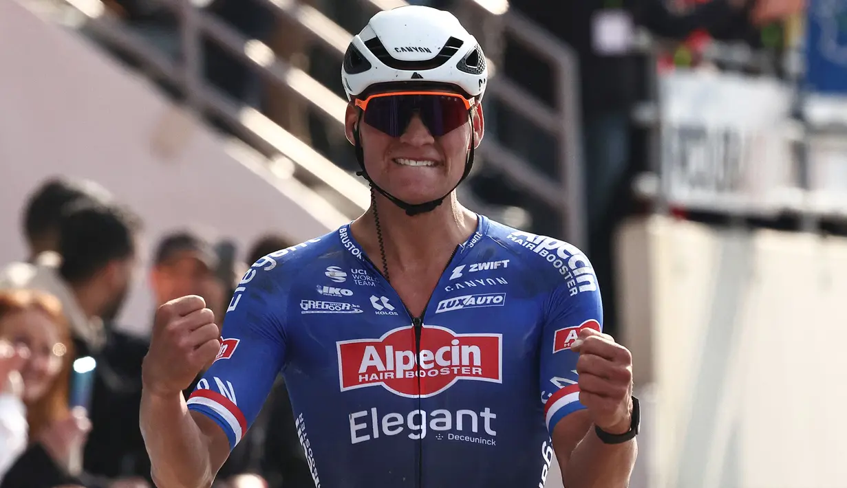 Pebalap Alpecin-Deceuninck, Mathieu Van der Poel merayakan kemenangan saat ajang balap sepeda Paris Roubaix 2023 yang menempuh Compiegne hingga Roubaix, Prancis utara, 9 April 2023. (AFP/Anne-Christine Poujoulat)