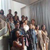 Fashion First dan Yayasan Batik Jawa Barat menghasilkan koleksi batik pewarna alami rancangan 10 desainer ternama (Vinsensia Dianawanti)