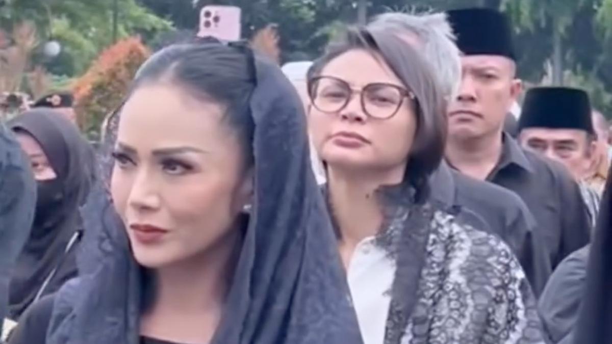 Krisdayanti Hadiri Pemakaman Try Sutrisno: Pengabdian Beliau Bagian Penting Perjalanan Republik