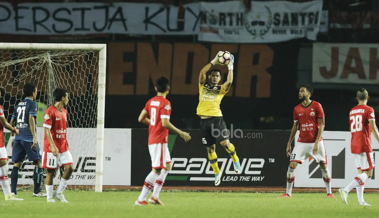 Kiper Persija, Andritany Ardhiyasa, saat pertandingan melawan Persija pada laga lanjutan liga 1 Indonesia di Stadion Patriot, Bekasi, Jumat (02/06/2017). Persija menang 2-0. (Bola.com/M Iqbal Ichsan)