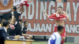 Striker Persija Jakarta, Marko Simic, mengganti baju yang robek saat melawan Selangor FA pada laga persahabatan di Stadion Patriot, Jawa Barat, Kamis (6/9/2018). Persija kalah 1-2 dari Selangor FA. (Bola.com/M Iqbal Ichsan)