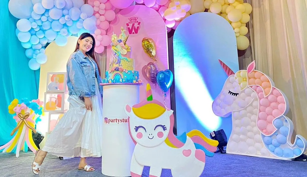 Saat dirinya mendapat kejutan oleh tahun oleh keluarga, penampilan Via Vallen yang menggunakan simple dress berwarna putih dan dipadukan dengan jaket denim juga curi perhatian. Penampilan casual pelantun lagu Sayang ini juga bisa dijadikan inspirasi. (Liputan6.com/IG/@viavallen)