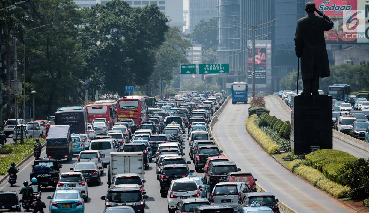 Suasana lalu lintas kendaraan di kawasan Jalan Jenderal Sudirman, Jakarta, Rabu (31/7/2019). Gubernur Anies Baswedan menyampaikan sistem pembatasan kendaraan berdasarkan nomor polisi ganjil dan genap menjadi salah satu rencana Pemprov DKI mengatasi polusi udara di Jakarta. (Liputan6.com/Faizal Fanan