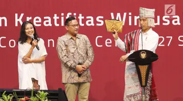 Presiden Joko Widodo berbincang dengan peserta saat membuka pameran Kriyanusa Dewan Kerajinan Nasional 2017, di JCC, Jakarta, Rabu (27/9). Kriyanusa 2017 yang diselenggarakan oleh Dewan Kerajinan Nasional (Dekranas). (Liputan6.com/Angga Yuniar)