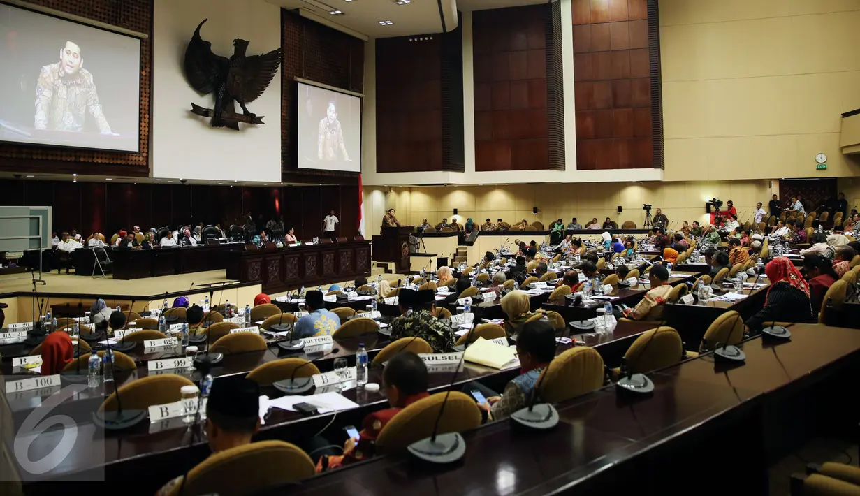 Salah satu kandidat bakal Calon Ketua DPD dari Anggota Senator DPD wilayah barat sedang berbicara di hadapan para peserta sidang Sidang Paripurna luar biasa di Kompleks Parlemen, Senayan, Jakarta, Selasa (11/10). (Liputan6.com/Johan Tallo)