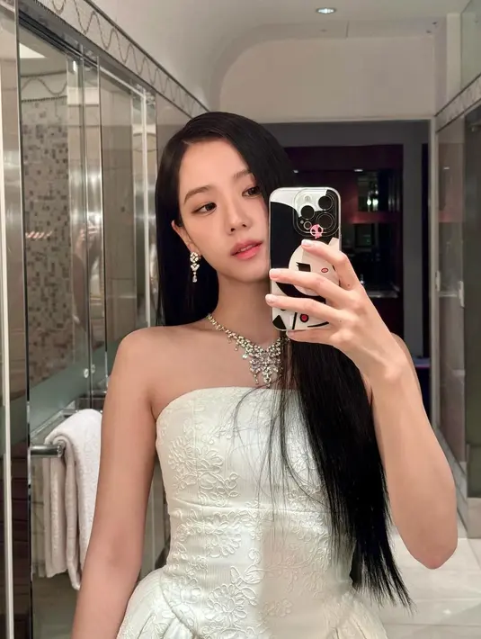 Outfit dengan harga di bawah Rp20jutaan itu dipadukan dengan koleksi perhiasan tertinggi dari Cartier [@sooyaaa__]
