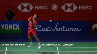 Pebulu tangkis tunggal putra Indonesia yang diunggulkan di tempat kelima, Anthony Sinisuka Ginting saat bertanding melawan rekan senegaranya, Tommy Sugiarto dalam babak 32 Besar Turnamen Bulu Tangkis East Ventures Indonesia Open 2022 di Istora Senayan, Jakarta, Selasa (14/6/2022). Anthony Sinisuka Ginting menang dua game langsung 21-17, 22-20. (Bola.com/Bagaskara Lazuardi)