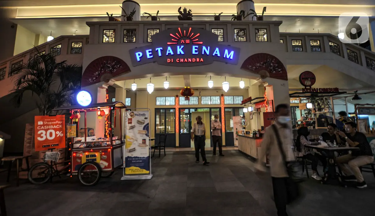 Suasana pintu masuk menuju wisata kuliner di Petak Enam, Glodok, Jakarta, Senin (7/6/2021). Petak Enam ini menjadi destinasi kuliner baru di Ibu Kota bernuansa China Town yang menyajikan beragam menu makanan khas Tiongkok, Barat, dan Nusantara dengan konsep foodcourt. (merdeka.com/Iqbal S Nugroho)