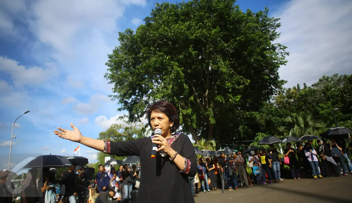 Istri aktivis HAM Munir, Suciwati melakukan orasi saat Aksi Kamisan ke-477 di depan Istana Negara, Jakarta, Kamis (19/1). Aksi Kamisan tersebut telah berlangsung selama 10 tahun sejak 18 Januari 2007. (Liputan6.com/ Immanuel Antonius)