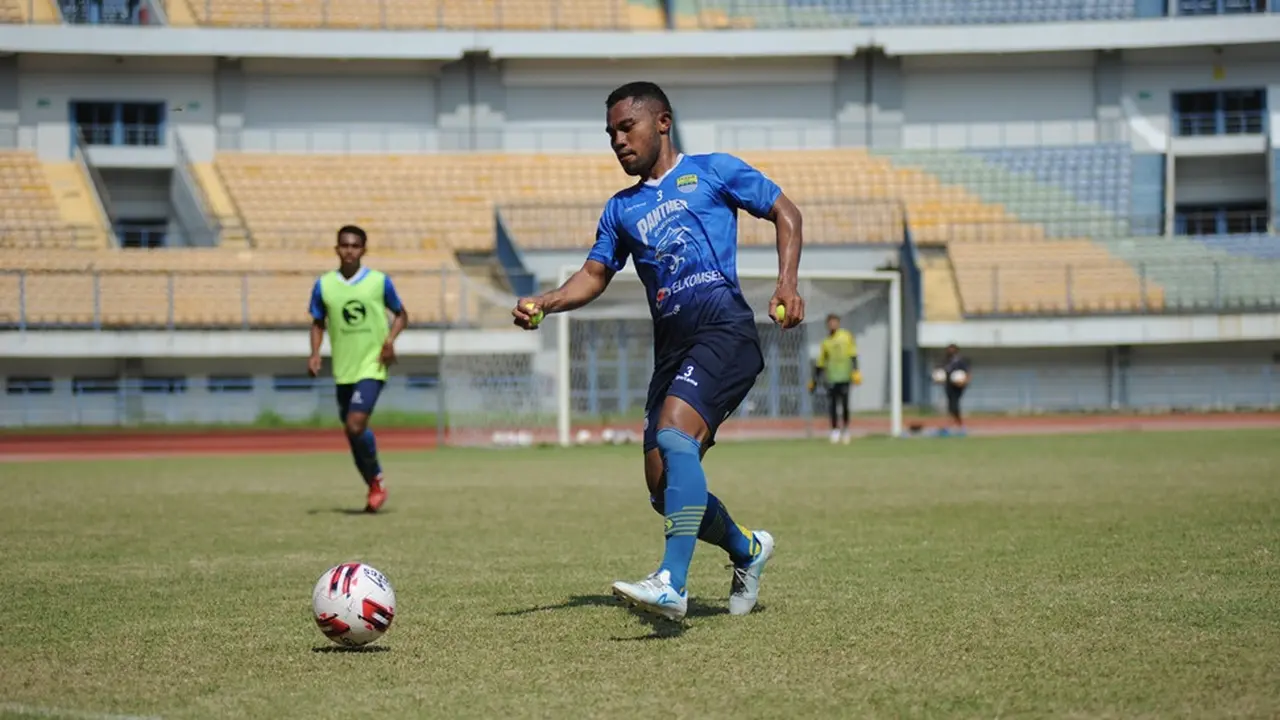 Bek sayap Persib Bandung, Ardi Idrus.