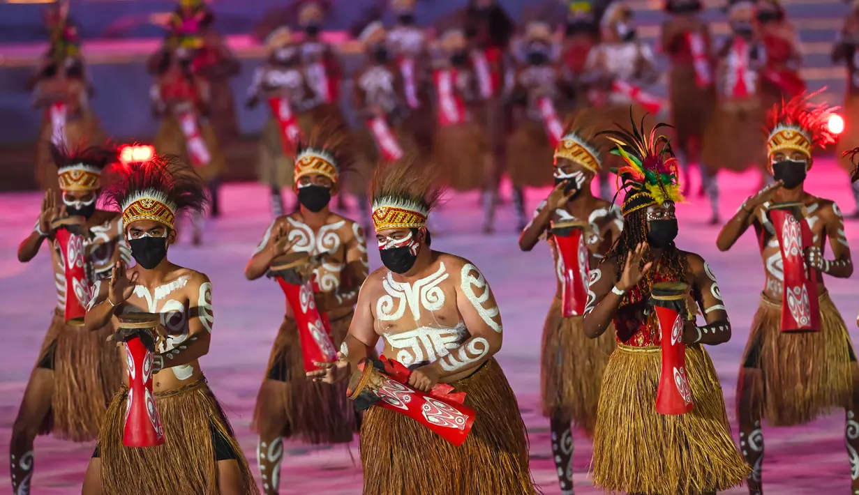 Penari membawakan tarian nusantara pada Upacara Penutupan Peparnas Papua di Stadion Mandala Jayapura, Papua, Sabtu (13/11/2021). (ANTARAFOTO/Rivan Awal Lingga/rwa)