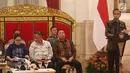 Presiden Joko Widodo saat memimpin rapat kabinet pariurna di Istana Negara, Jakarta, Selasa (16/10). Rapat kabinet pariurna tersebut membahas evaluasi penangan bencana alam. (Liputan6.com/Angga Yuniar)