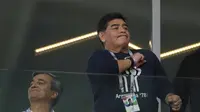 Ekspresi Diego Maradona menyapa fans saat mendukung Argentina melawan Islandia pada laga grup D Piala Dunia 2018 di Spartak Stadium, Moskow (16/6/2018). Argentina hanya bermain imbang 1-1. (AP/Ricardo Mazalan)