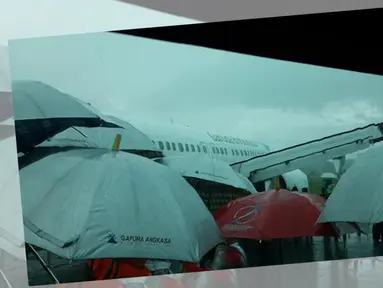 Pesawat Garuda Indonesia dengan nomor penerbangan GA-618 rute Jakarta-Makassar, tergelincir di landasan pacu Bandara Internasional Sultan Hasanuddin, Makassar, Selasa (2/6/2015). (twitter.com/agus_noor)
