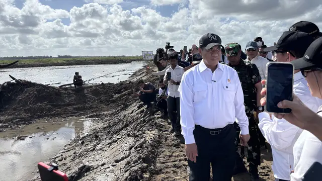 Menteri Pertanian Andi Amran Sulaiman saat melakukan tanam padi bersama petani di Desa Waninggap Kai, Distrik Semangga, Kabupaten Merauke, Sabtu (4/7/2026). (Foto: Liputan6.com/Lukman R)